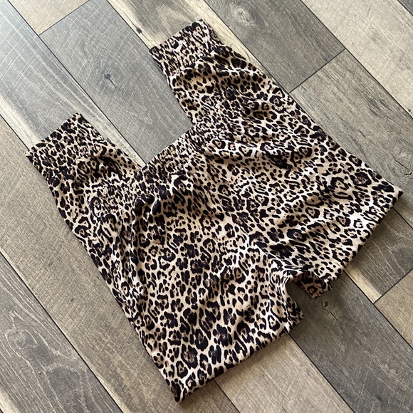 WAYF Serena Pocketed Leopard Jogger - Picture 9 of 12